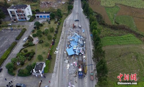 2016年1月13日，在209國道廣西柳州市融安縣浮石鎮(zhèn)路段，工人們正在拆除浮石收費站。譚凱興 攝