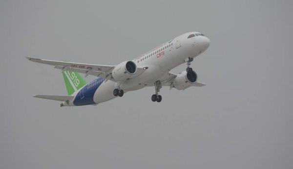C919機長揭秘首飛:飛行過程中全程背著救生衣