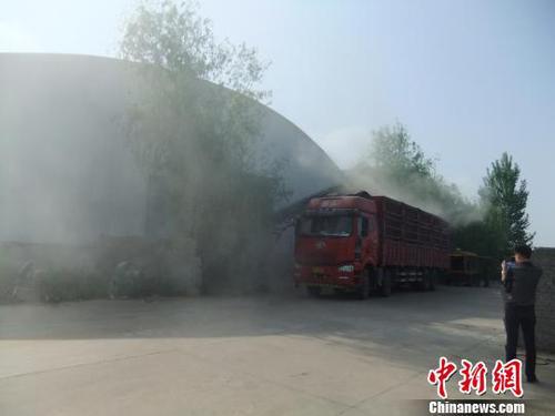 中儲糧光武分庫正在組織車輛將已經(jīng)變質(zhì)的小麥運走?！菗P 攝