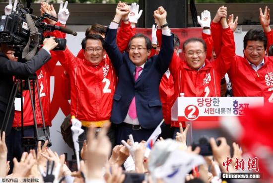 當(dāng)?shù)貢r(shí)間5月8日，支持率呈上升之勢(shì)的執(zhí)政黨自由韓國黨候選人洪準(zhǔn)杓進(jìn)行最后的拉票活動(dòng)。