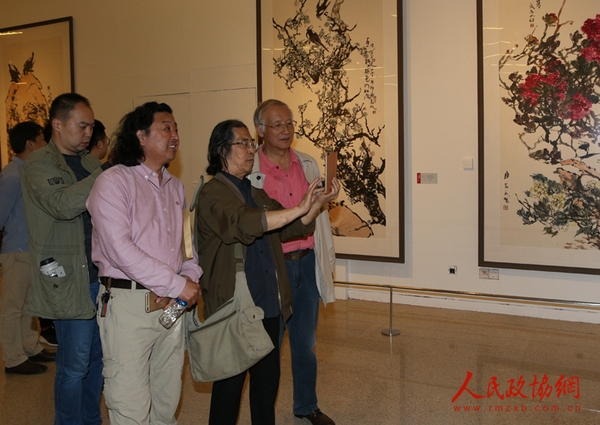 到場(chǎng)嘉賓興致勃勃地觀看展覽