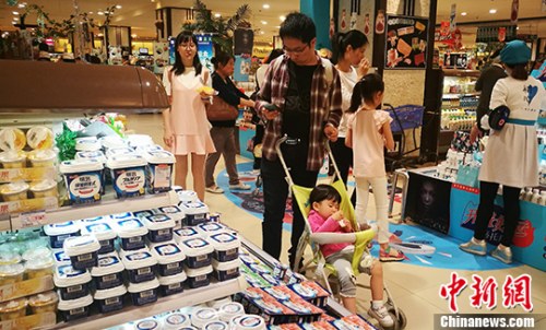 圖為成都某超市內父親帶著孩子挑選食品（5月1日拍攝）。 <a target='_blank' href='http://www.chinanews.com/'>中新社</a>記者 劉忠俊 攝