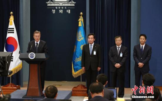 新任韓國總統文在寅(左一)5月10日下午在總統府青瓦臺召開記者會，宣布提名全羅南道知事李洛淵(左二)為新任國務總理，前國家情報院第三次長徐薰(右二)為國家情報院院長，前國會議員任鐘皙(右一)為青瓦臺秘書室長。<a target='_blank' href='http://www.chinanews.com/'>中新社</a>記者 鐘欣 攝