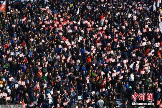 當地時間11月12日，韓國首爾，韓國超過1500個市民團體在首爾舉行第三輪燭光集會，要求樸槿惠下臺對“親信干政門”負責。主辦方估算將有50萬到100萬人參加集會，其規模或創下韓國民眾游行示威歷史紀錄。而當地警方估算參與抗議示威游行的人數為17萬左右。