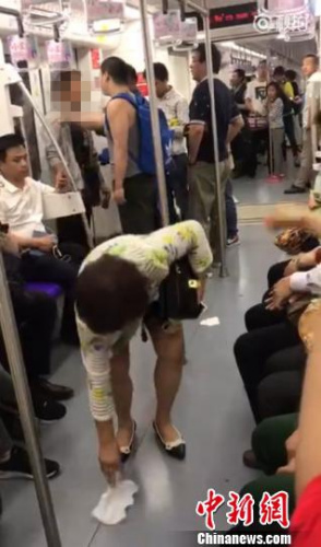 幾名男乘客最后將該男子“請”下了車，上海阿姨則用紙巾擦去了地上的痰漬。視頻截圖