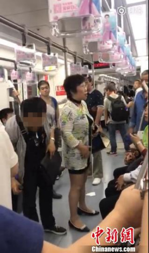 正當上海阿姨指責其不應隨地吐痰時，該男子轉過頭又往地上吐了口痰。視頻截圖
