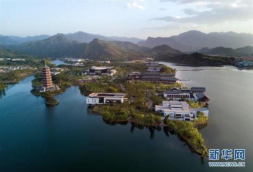 1 這是無(wú)人機(jī)航拍的雁棲湖（5月6日攝）。“一帶一路”國(guó)際合作高峰論壇將于5月14日至15日在北京舉行，懷柔雁棲湖國(guó)際會(huì)議中心是此次高峰論壇的主會(huì)場(chǎng)。新華社記者 李鑫 攝