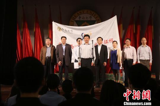 紀念民國中央大學抗戰西遷80周年，東南大學學子重走西遷路?！°蟛?攝