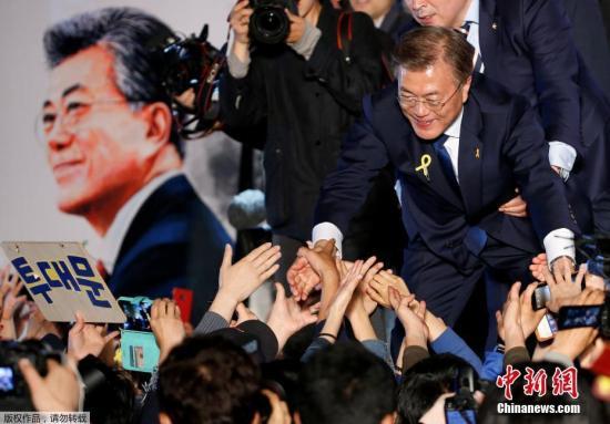 文在寅當選新一任韓國總統時，與民眾握手。