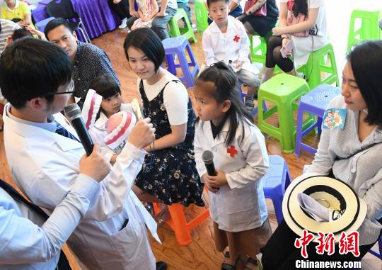 5月14日，由福州市臺(tái)胞投資企業(yè)協(xié)會(huì)主辦的母親節(jié)公益活動(dòng)在臺(tái)企康德口腔門(mén)診聯(lián)盟福州旗艦店舉辦?！∮浾邉⒖筛?攝