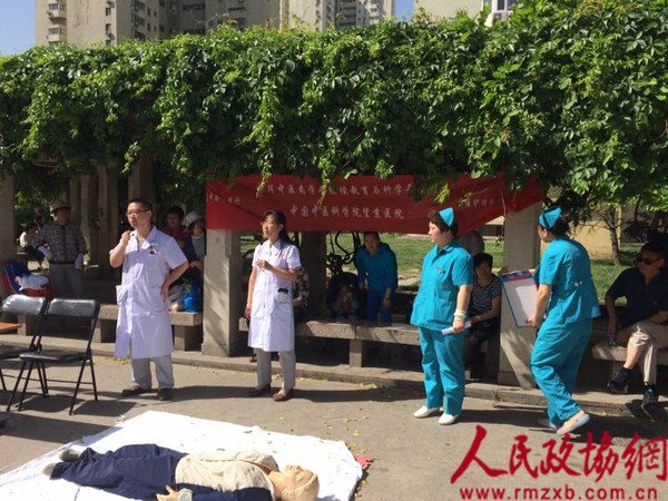 張辰浩副主任醫師（左一）、蘇春燕主任醫師（左二）為社區居民講解了心肺復蘇相關知識。