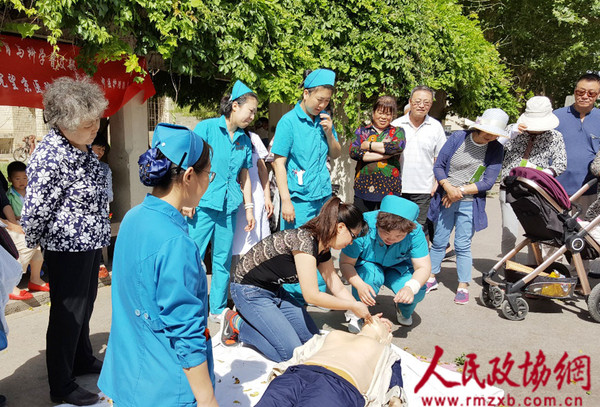 護理人員為居民演示心肺復蘇步驟。