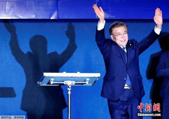當地時間5月9日深夜，韓國第19屆總統選舉共同民主黨候選人文在寅及其競選團隊現身首爾光化門廣場，發表“勝選演說”，與支持民眾握手慶祝。據出口民調顯示，文在寅在當日進行的大選投票中以41.4%的支持率絕對優勢勝選。在選舉管理委員會公布的大部分開票結果中，文在寅得票率也遙遙領先，提前鎖定勝局。