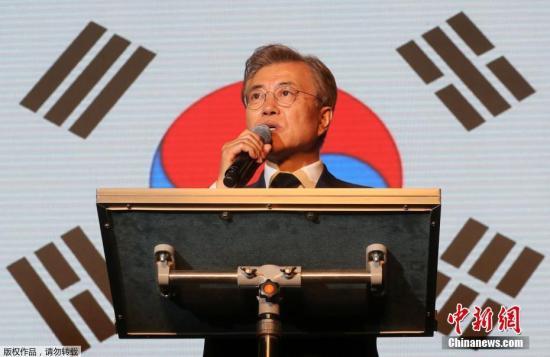 當地時間5月9日深夜，韓國第19屆總統選舉共同民主黨候選人文在寅及其競選團隊現身首爾光化門廣場，發表“勝選演說”，與支持民眾握手慶祝。據出口民調顯示，文在寅在當日進行的大選投票中以41.4%的支持率絕對優勢勝選。在選舉管理委員會公布的大部分開票結果中，文在寅得票率也遙遙領先，提前鎖定勝局。