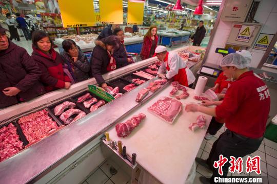 資料圖：山西太原，超市員工在為民眾分解豬肉。張云 攝
