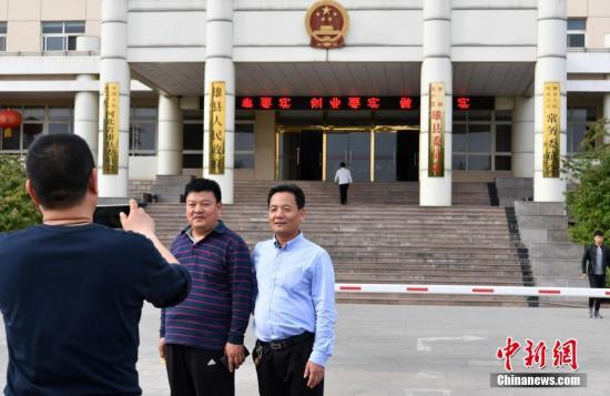 河北雄縣人民政府門口，市民拍照留念。 <a target='_blank' href='http://www.chinanews.com/'>中新社</a>記者 翟羽佳 攝
