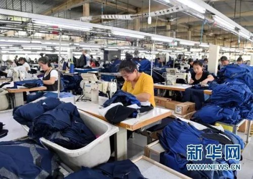 　工人在雄安新區容城縣津海服裝工業園生產車間內工作（4月18日攝）。新華社記者 牟宇 攝