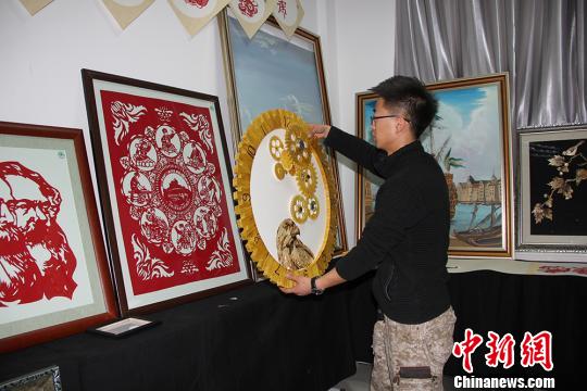 圖為魏康龍新制作的“表”。　楊東東 攝