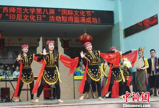 印尼學(xué)生表演東爪哇省傳統(tǒng)歌舞表演。　唐夢(mèng)憲 攝