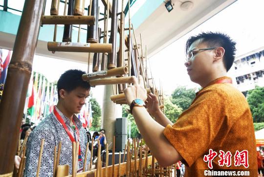 印尼學(xué)生表演東爪哇省民間樂器合奏。　唐夢(mèng)憲 攝