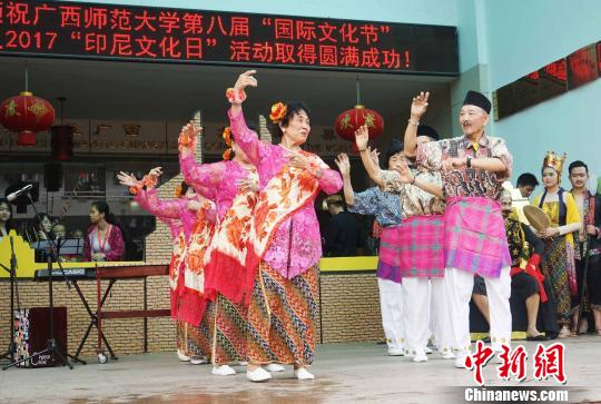 印尼華僑代表表演東爪哇省傳統(tǒng)歌舞表演。　唐夢(mèng)憲 攝