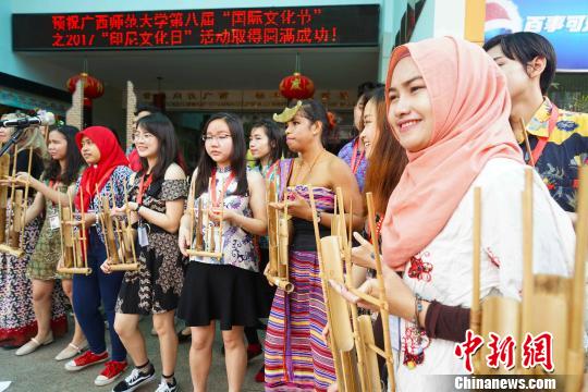 印度尼西亞駐廣州總領(lǐng)事館副領(lǐng)事法覓(中)和廣西師大印尼留學(xué)生合影。　唐夢(mèng)憲 攝