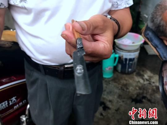 熊高武展示洗眼所用的工具?！螚?攝