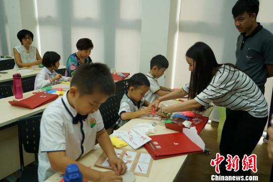 中國僑網(wǎng)充滿趣味的課堂動手活動。　王國安　攝
