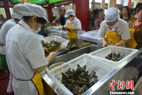 資料圖：制作粽子。張浪 攝