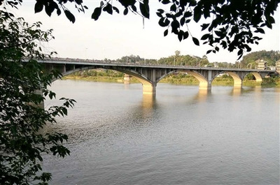 　樂山舊大橋(現在的樂山岷江一橋)