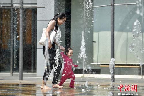 資料圖：5月17日，北京開啟了高溫干熱的“炙烤”模式。<a target='_blank' href='http://www.chinanews.com/' >中新網(wǎng)</a>記者 金碩 攝