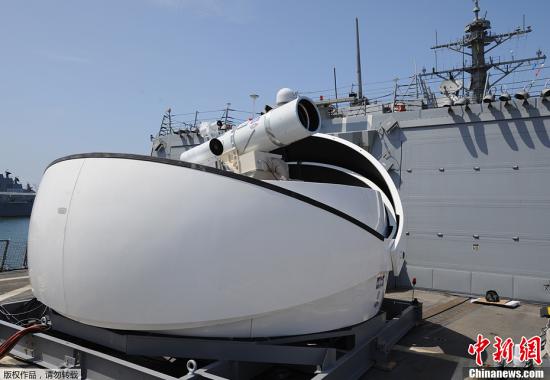 資料圖：2012年7月30日，美國“杜威號”導彈驅逐艦上臨時安裝的激光武器系統(tǒng)。