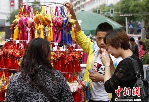 資料圖：端午佳節(jié)臨近，甘肅軒轅故里清水縣傳統(tǒng)手工荷包香飄街頭。雷金鋒 攝