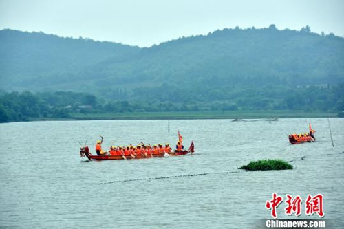 資料圖：江南水鄉(xiāng)端午節(jié)前龍舟“發(fā)船” 祈風(fēng)調(diào)雨順。龍舟在湖中辟波斬浪。　萬(wàn)朝暉 攝