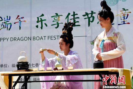 二名漢服少女表演端午民俗“午時(shí)茶”泡制過程。　記者劉可耕 攝