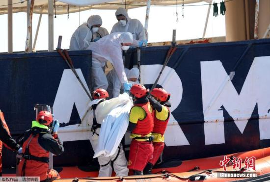 據英國廣播公司(BBC)報道，一家西班牙救助機構證實，有兩艘船在地中海利比亞附近海域沉沒，船上的200多名難民預計已經遇難。圖為3月23日，遇難者遺體被打撈。