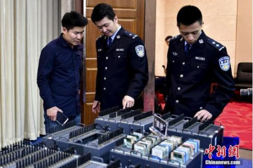 資料圖：2016年12月25日，在廣東全省21市警方聯手開展的“安網7號”打擊收網行動中，偵破案件120余宗，450余名犯罪嫌疑人因盜竊公民個人信息被抓獲，繳獲公民個人信息2.3億條。圖為犯罪嫌疑人使用的作案工具。<a target='_blank' href='http://www.chinanews.com/'>中新社</a>記者 陳驥旻 攝