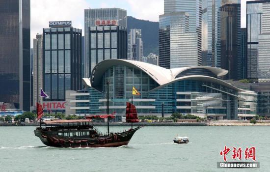 資料圖：香港回歸20周年，灣仔舊貌換新顏。中新社記者 洪少葵 攝