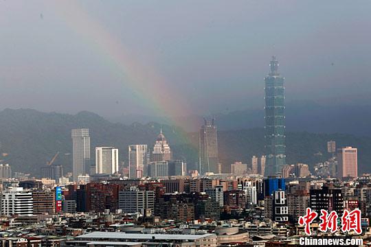 資料圖：雨后臺北101大樓附近現彩虹。中新社記者 陳小愿 攝