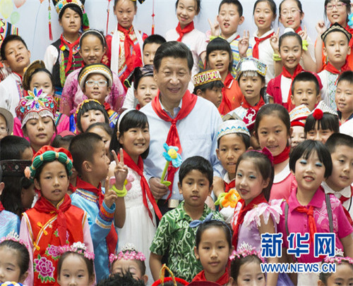 2013年5月29日，習近平在北京市少年宮參加“快樂童年 放飛希望”主題隊日活動。新華社記者李學仁攝