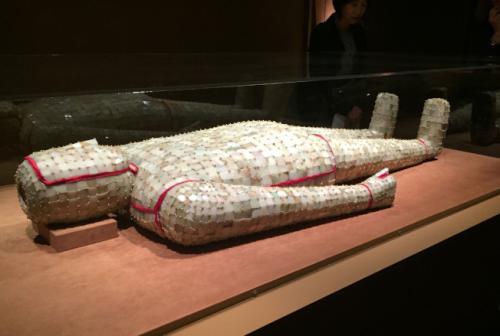 “楚王夢：玉衣與永生”， 展出玉質(zhì)最好的金縷玉衣。(美國《世界日報》記者俞姝含／攝影)