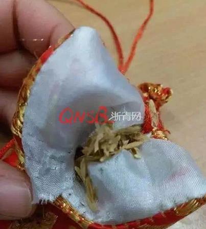 杭州一女子給孩子買了五個(gè)香囊，味道刺鼻打開一看驚呆了！