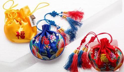 杭州一女子給孩子買了五個(gè)香囊，味道刺鼻打開一看驚呆了！