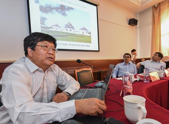 　　項(xiàng)目組專家、遼寧師范大學(xué)田廣林教授做“蒙元帝陵資料整理與研究”學(xué)術(shù)報(bào)告。新華社記者李賀攝
