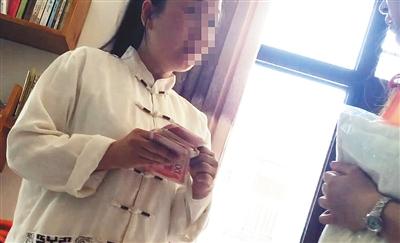 工作人員剛收到一名學(xué)員的錢，“3天精品班”為2380元/人。