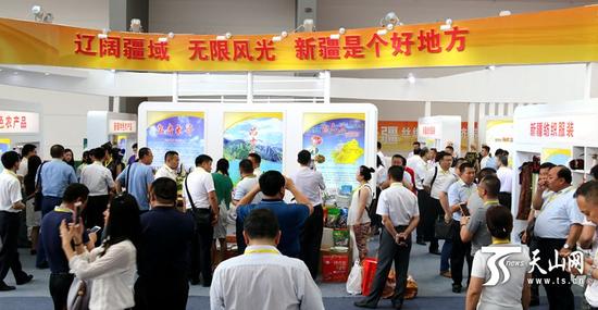 2017絲綢之路國際博覽會暨第21屆中國東西部合作與投資貿易洽談會一開幕，新疆展臺就吸引了來自全國各地的代表參觀。