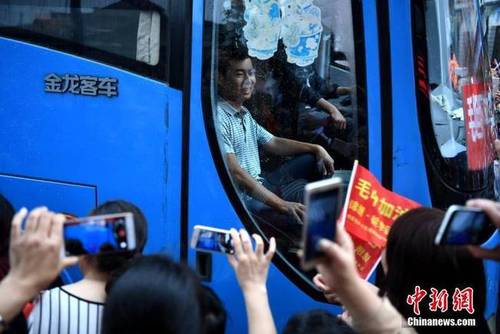 圖為6月5日，家長(zhǎng)歡送考生現(xiàn)場(chǎng)。