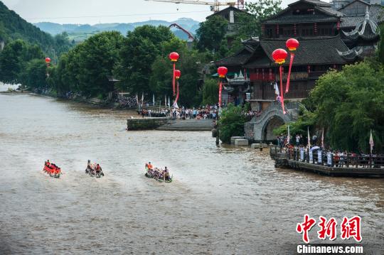 中國僑網2017多彩貴州·凱里國際龍舟邀請賽現(xiàn)場　楊春嵐　攝