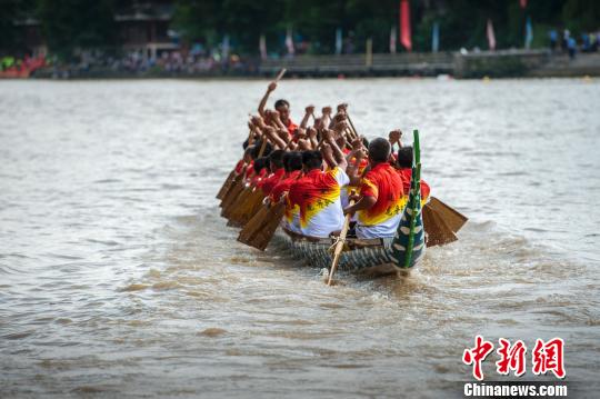 2017多彩貴州？凱里國際龍舟邀請賽現(xiàn)場 楊春嵐 攝