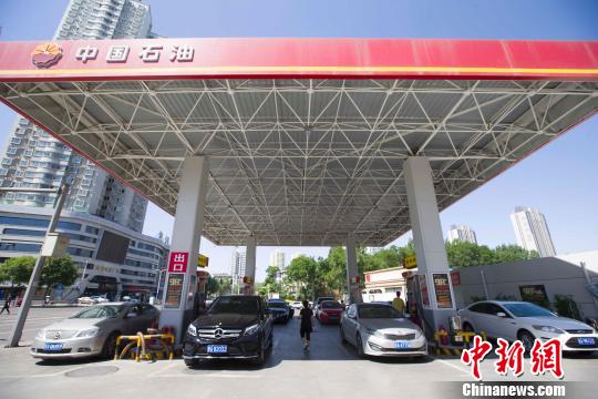 山西太原，車輛正在加油站加油。　張云 攝